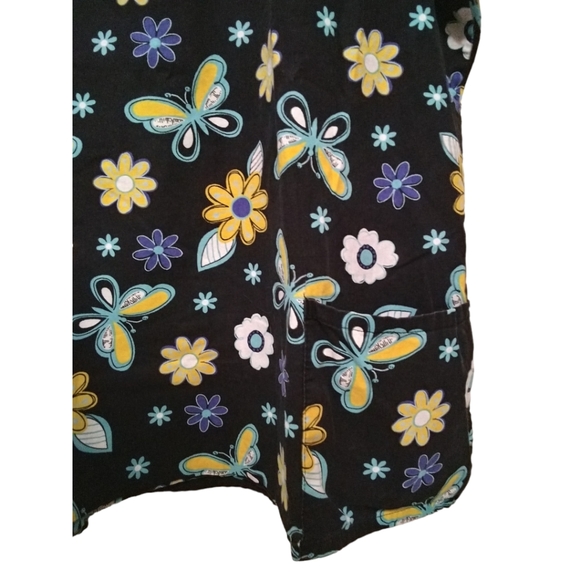 XL Scrub Shirt Short Sleeve. Flowers & Butterflies. 2 Pockets. - Picture 5 of 6